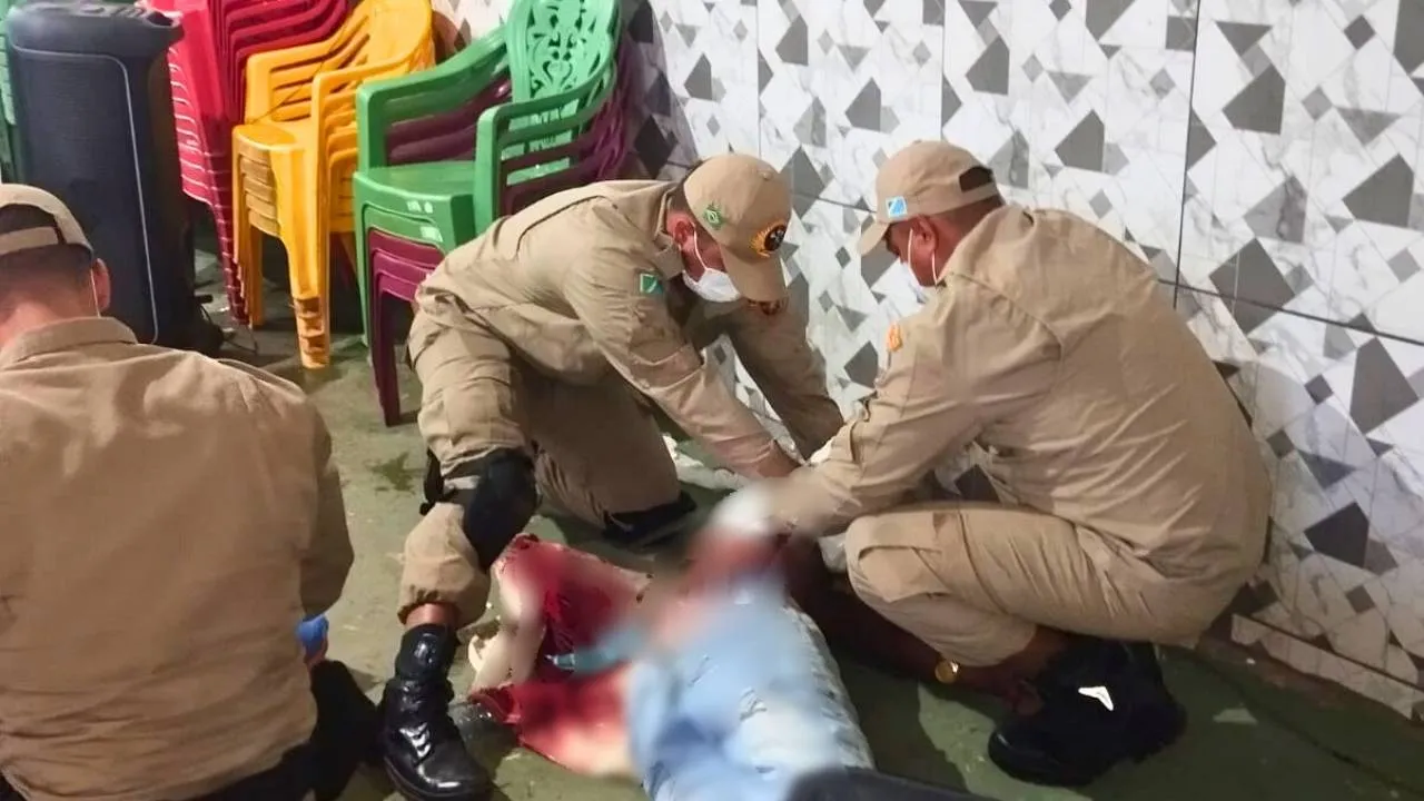 Dois homens ficam feridos em esfaqueamento após briga em bar em Corumbá. Vítimas foram socorridas pelo Corpo de Bombeiros e levadas ao pronto-socorro municipal.