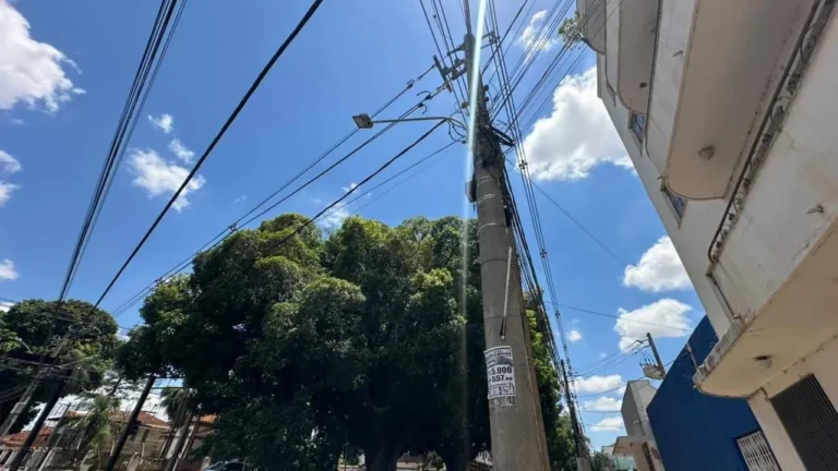 Prefeitura integra força-tarefa para eliminar fios irregulares na região central de Campo Grande