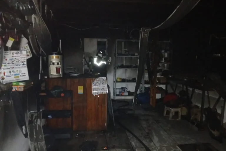 Corpo de Bombeiros controla incêndio em loja de motocicletas no bairro Aeroporto, em Corumbá; funcionários ajudaram a conter as chamas e ninguém se feriu.