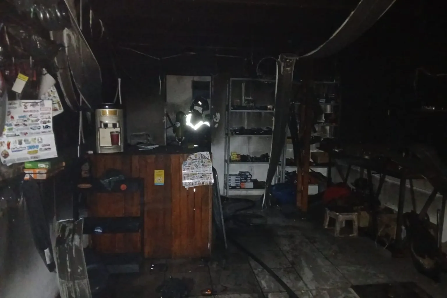 Corpo de Bombeiros controla incêndio em loja de motocicletas no bairro Aeroporto, em Corumbá; funcionários ajudaram a conter as chamas e ninguém se feriu.