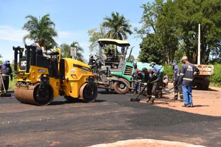 Com força-tarefa, Prefeitura restaura trecho da rotatória da Av. Rachid Neder