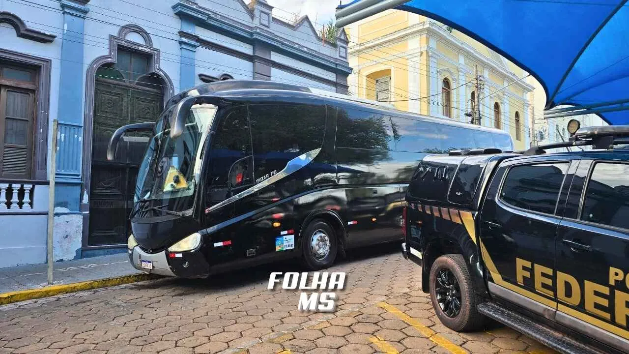 PRF apreende 6,5 kg de pasta base de cocaína em ônibus fiscalizado em Corumbá. Passageiros estrangeiros sem documentação foram levados à PF.