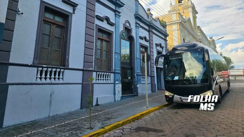 PRF apreende 6,5 kg de entorpecentes e passageiros estrangeiros sem documentação em Corumbá 2 PRF apreende 6,5 kg de cocaína e passageiros estrangeiros sem documentação em ônibus fiscalizado na BR-262, em Corumbá. Saiba mais!