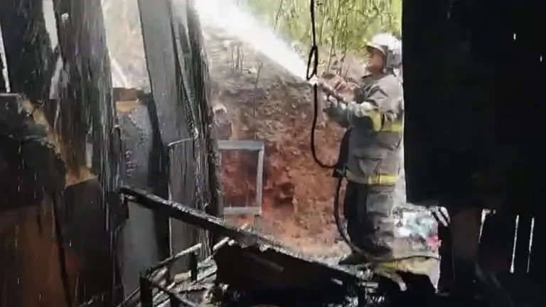 Incêndio em área de ocupação no Bairro Cravo Vermelho mobiliza bombeiros e assusta moradores em Corumbá