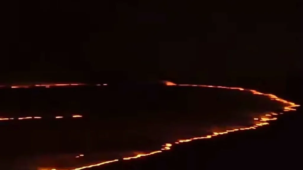 Incêndio no Pantanal em Corumbá atinge mais de 20 km e ameaça Porto da Manga. Brigadistas atuam dia e noite para controlar as chamas.