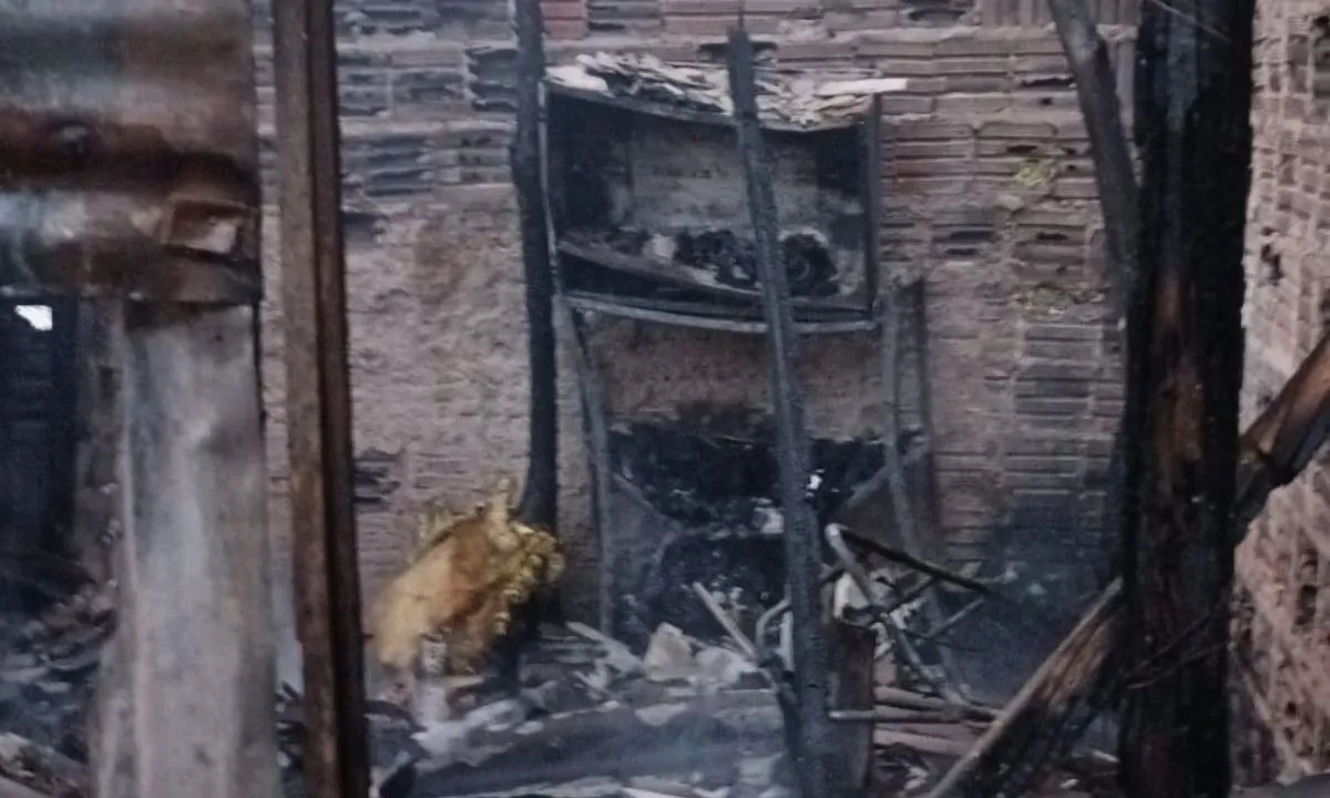 Incêndio destrói casa no alto de morro em Corumbá; bombeiros enfrentam dificuldade de acesso e proprietária escapa sem ferimentos.