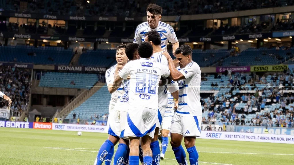 Fabrício Bruno marca de cabeça e Cruzeiro vence o Grêmio fora de casa