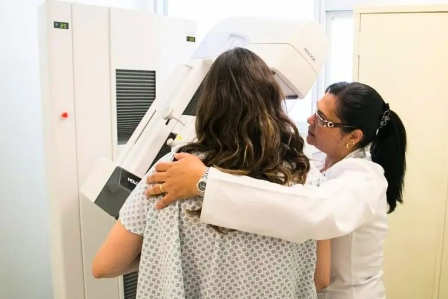 Mato Grosso do Sul amplia acesso à mamografia com novos mamógrafos digitais e Carreta da Saúde da Mulher para diagnóstico precoce o ano todo.