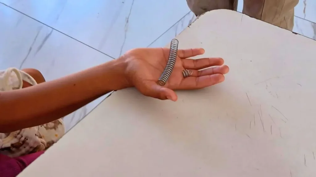 Criança de Corumbá é socorrida pelos bombeiros após ficar com mola metálica presa na boca. Saiba os riscos e veja orientações para prevenir acidentes.