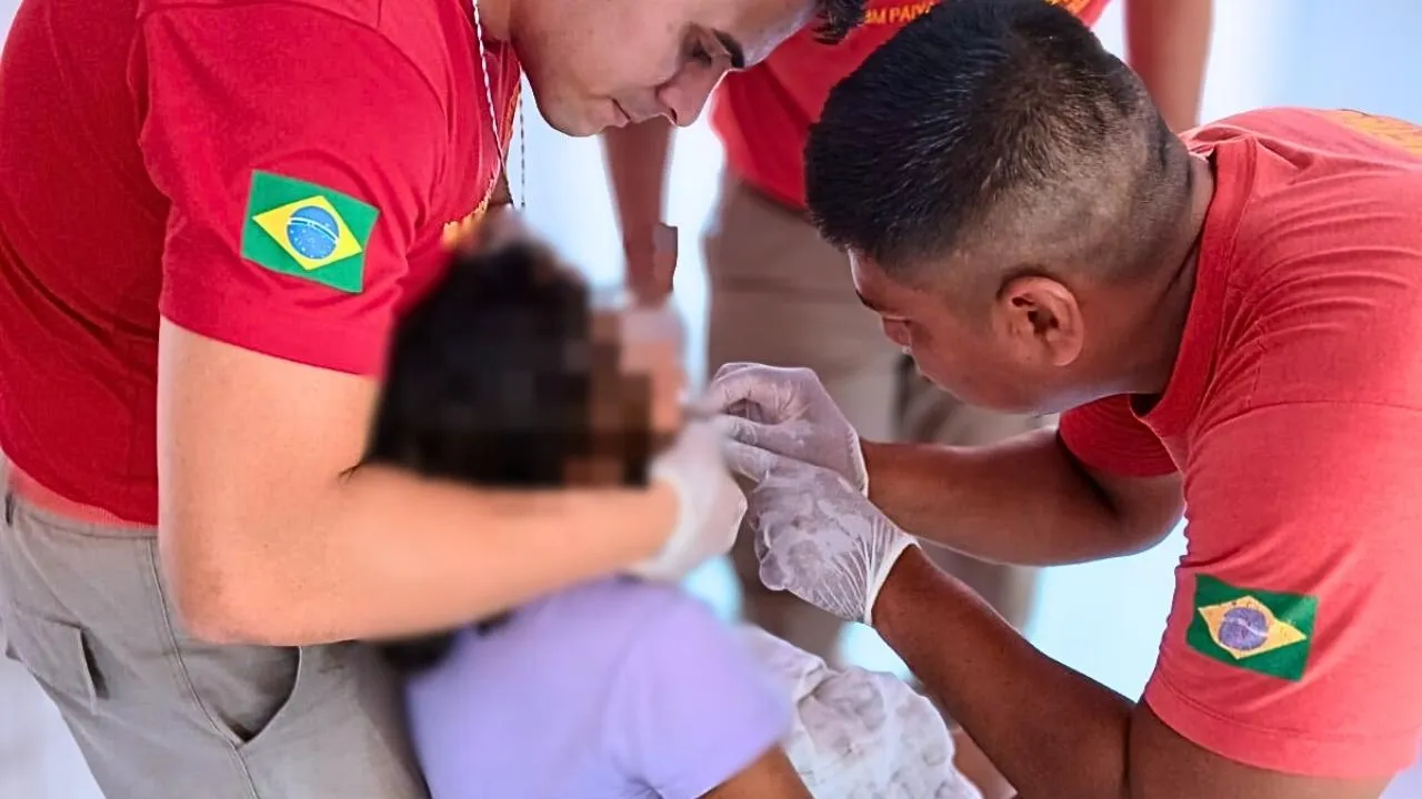 Criança de Corumbá é socorrida pelos bombeiros após ficar com mola metálica presa na boca. Saiba os riscos e veja orientações para prevenir acidentes.