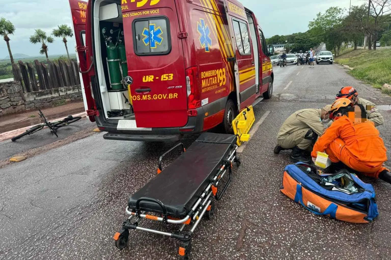 JOvem foi socorrida por equipe do Corpo de bombeiros após sofrer queda de motocicleta