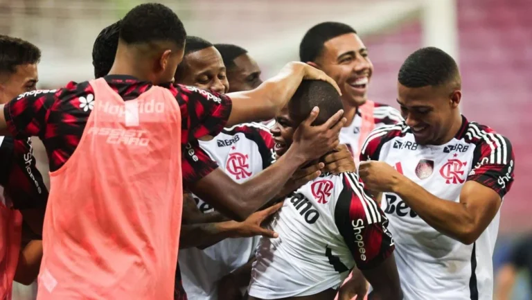 Conheça Douglas Telles nova joia do Flamengo