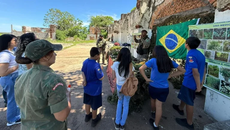Fundação de Meio Ambiente visita área militar no Pantanal, avaliando seu potencial para educação, pesquisa e sustentabilidade em Corumbá.