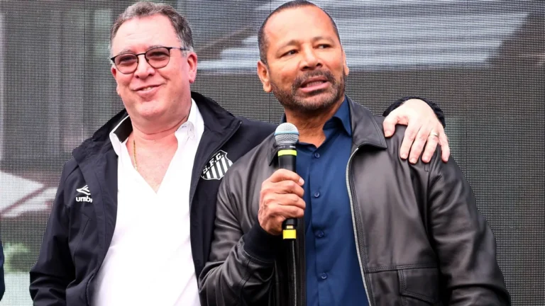 Lesão de Neymar cria tensão entre família e presidente Marcelo Teixeira; vazamento, cirurgia adiada e dúvida sobre participação do atacante no jogo decisivo do Santos.