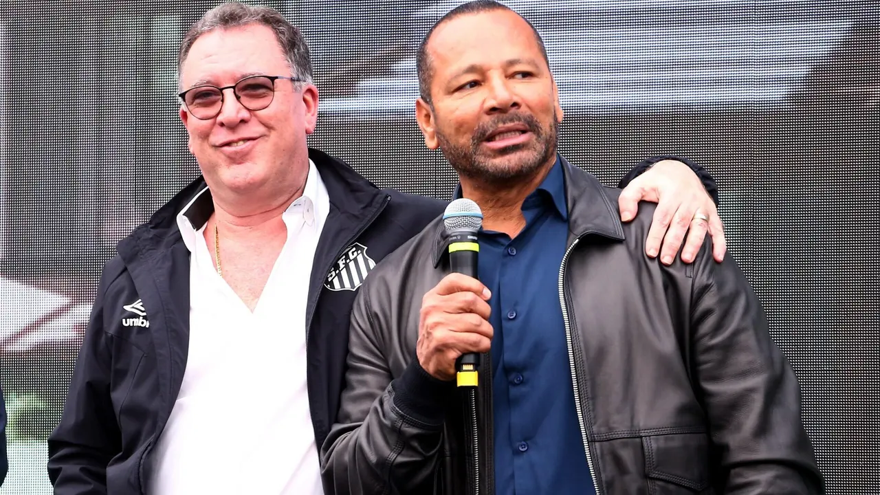 Lesão de Neymar cria tensão entre família e presidente Marcelo Teixeira; vazamento, cirurgia adiada e dúvida sobre participação do atacante no jogo decisivo do Santos.