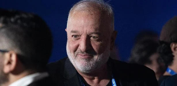 Belmonte pede demissão do São Paulo após goleada de 6 a 0 para o Fluminense. Mudanças políticas e impacto na diretoria agitam o clube neste momento.