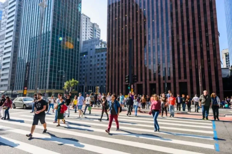 Descubra os nomes e sobrenomes mais comuns do Brasil pelo IBGE Censo 2022. Veja quem lidera o ranking e como consultar seu nome.