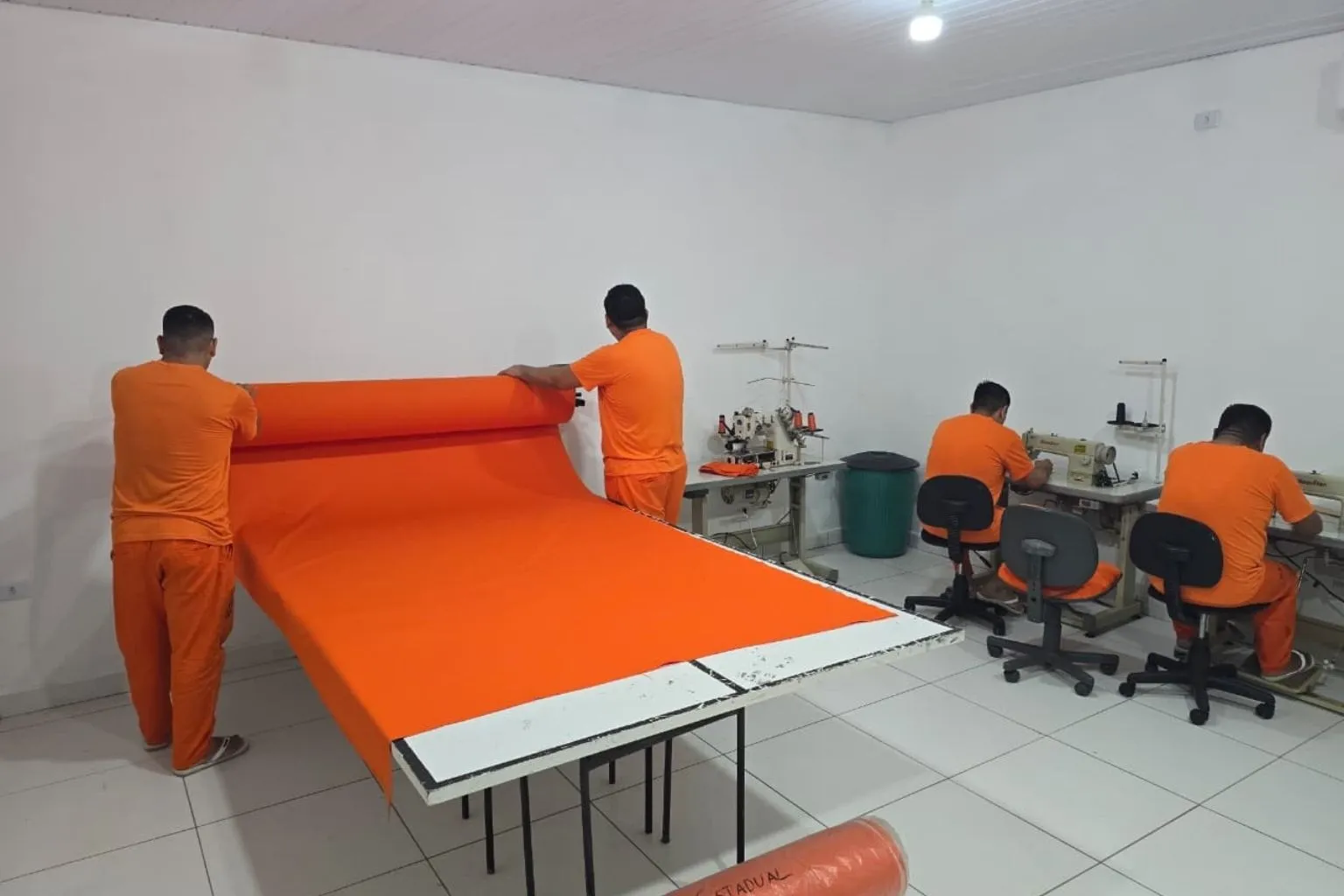 Estabelecimento Penal de Corumbá dobra vagas em oficina de costura com investimento de R$ 40 mil. Ampliação visa reinserção social e qualificação profissional.