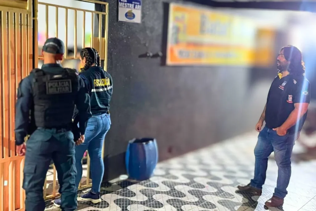 Operação integrada fiscaliza comércios e recupera moto furtada em Ladário; ação envolveu PM, Guarda Municipal e Fiscalização de Postura.