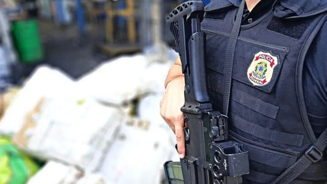 Apreensão em aeronave leva PF a cumprir mandados em MS e SC contra tráfico de drogas, lavagem de dinheiro e associação criminosa. Veja os desdobramentos.