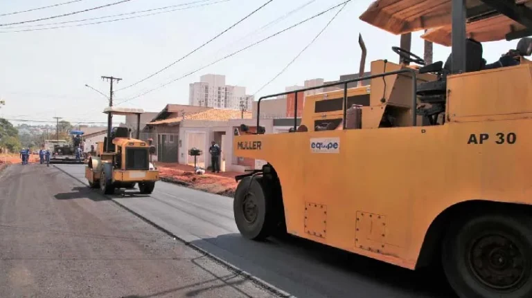 Campo Grande receberá R$ 544 milhões em obras de asfalto e drenagem em 33 bairros. Saiba mais sobre o pacote de infraestrutura.