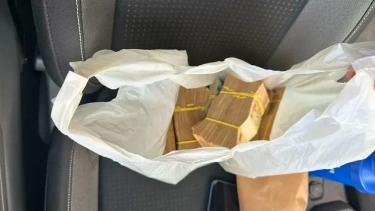 Policial é preso pela PF ao receber propina de R$ 160 mil de ex-policial ligado ao contrabando. Saiba detalhes da operação e das acusações.