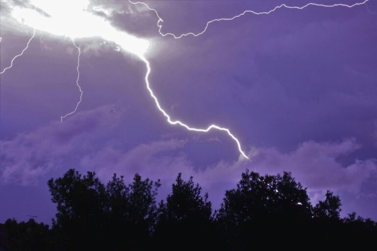 Mato Grosso do Sul registrou mais de 1,1 milhão de raios em 24h. Saiba mais sobre o fenômeno, seus riscos e orientações de segurança.