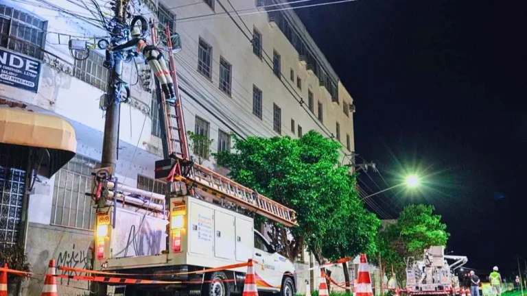 Projeto Rede Limpa retira 15 mil metros de fios irregulares no Centro de Campo Grande