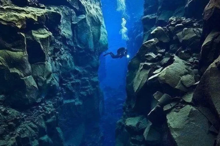 Geólogos descobrem fragmentação inédita de placas tectônicas na costa oeste das Américas. Entenda as implicações sísmicas e vulcânicas.
