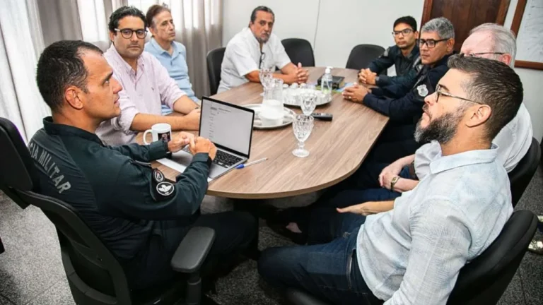 Prefeitura e Polícia fortalecem ações para garantir segurança no centro de Corumbá durante o movimento de fim de ano, beneficiando comércio e população.