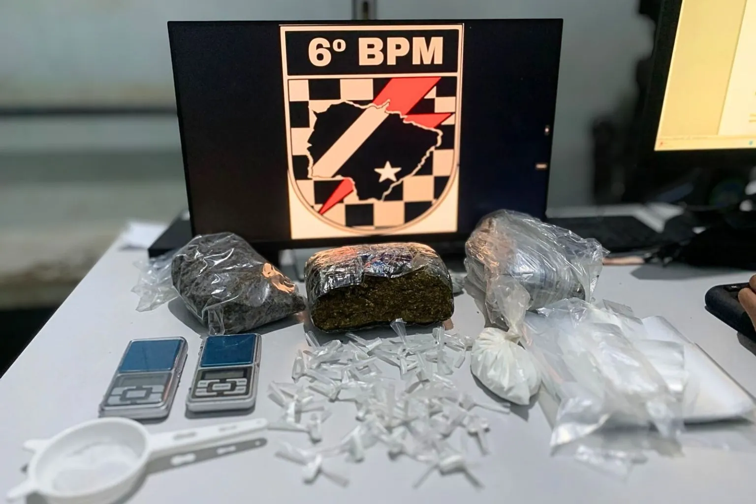 Homem de 24 anos é preso por tráfico de drogas em Corumbá; Força Tática apreende maconha e cocaína.