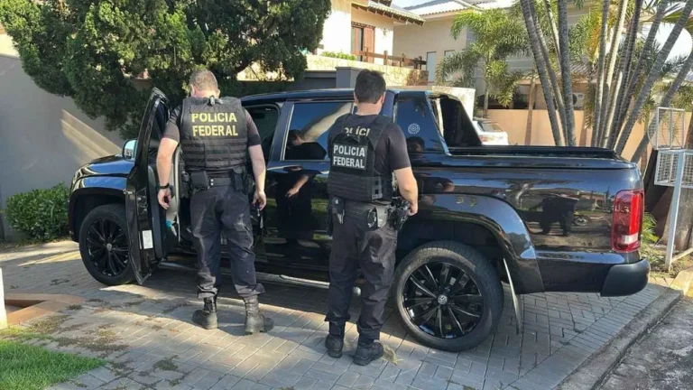 Polícia Federal intensifica o combate ao tráfico internacional, bloqueia R$ 300 milhões e realiza prisões em ações no Brasil e no exterior.