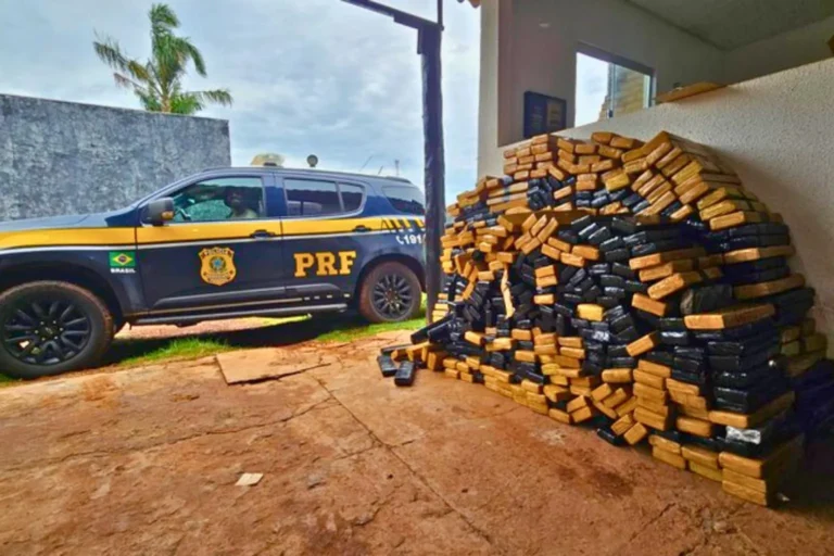 PRF apreende 1,6 tonelada de maconha em Jaraguari, MS. Droga estava escondida em tambores em um caminhão. Motorista preso em flagrante.