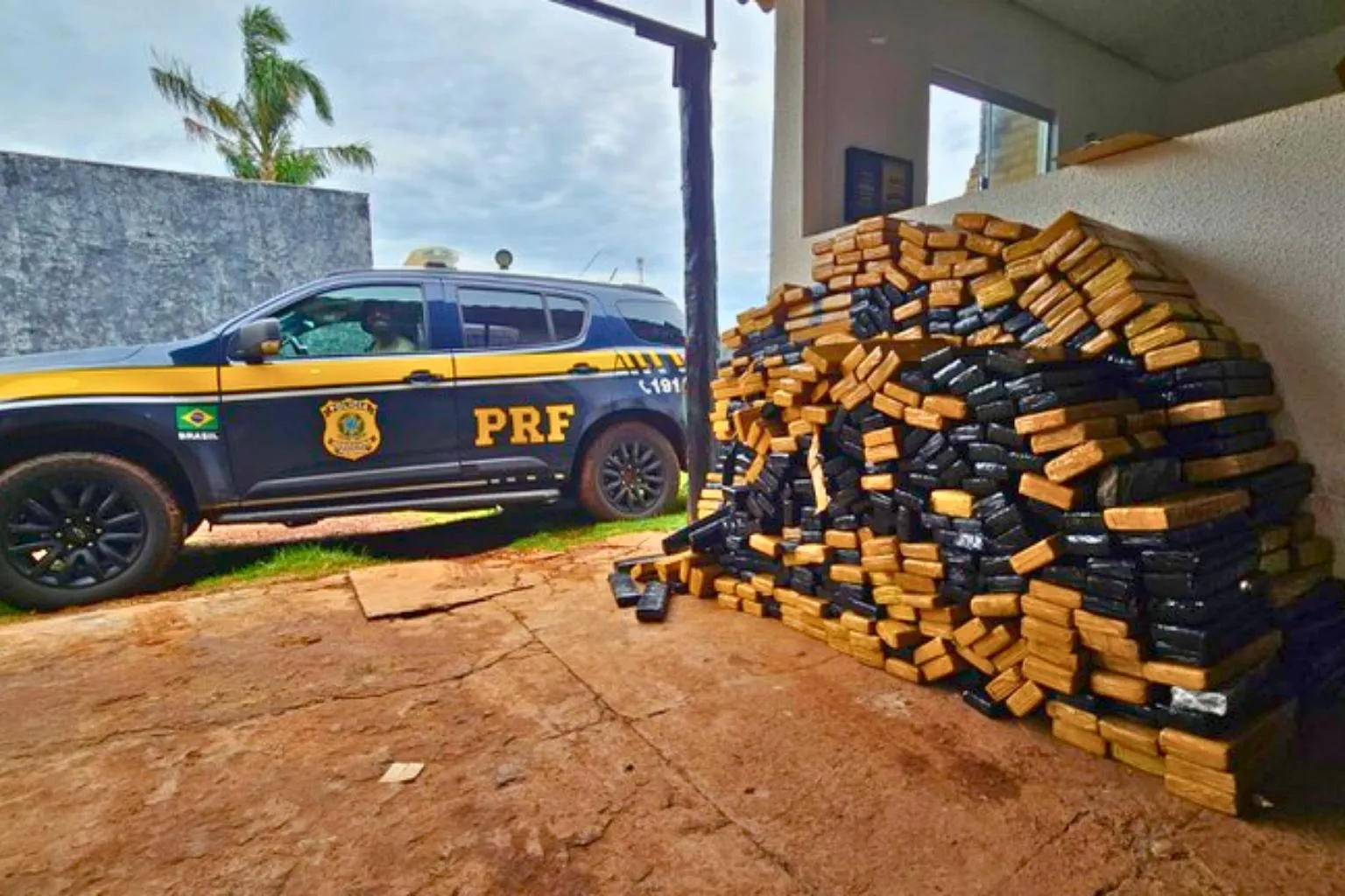 PRF apreende 1,6 tonelada de maconha em Jaraguari, MS. Droga estava escondida em tambores em um caminhão. Motorista preso em flagrante.