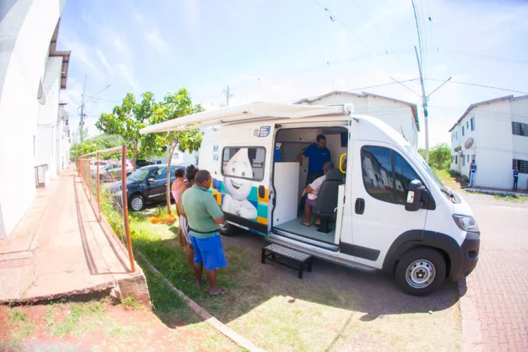 O Vacimóvel visita bairros e escolas de Corumbá oferecendo todas as vacinas do calendário nacional, facilitando o acesso à imunização para crianças e adultos. Sugestões de títulos alternativos