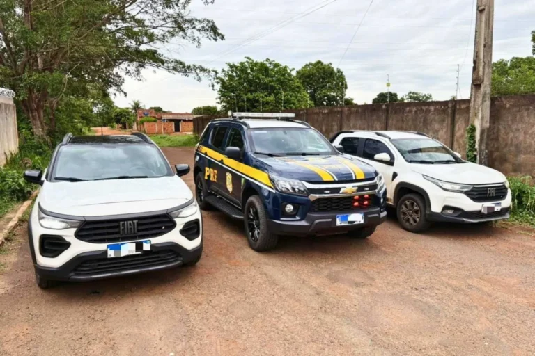 Dois carros roubados foram apreendidos em Anastácio/MS; condutores presos por receptação e adulteração de sinal identificador de veículo automotor.