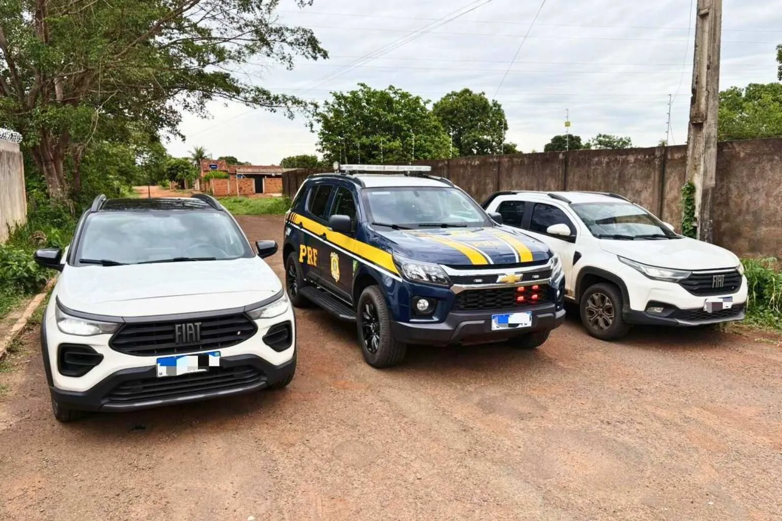 Folha MS - Notícias de Corumbá, Ladário e todo Estado de Mato Grosso do Sul 25 Dois carros roubados foram apreendidos em Anastácio/MS; condutores presos por receptação e adulteração de sinal identificador de veículo automotor.