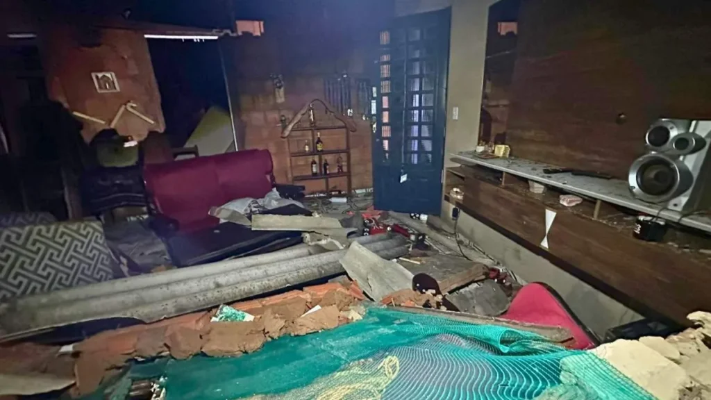 Tempestade em Corumbá provoca destelhamentos, queda de postes, danos em escola e igreja e desmoronamento de uma casa no Assentamento São Gabriel e no Distrito de Albuquerque.