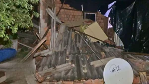 Tempestade em Corumbá provoca destelhamentos, queda de postes, danos em escola e igreja e desmoronamento de uma casa no Assentamento São Gabriel e no Distrito de Albuquerque.