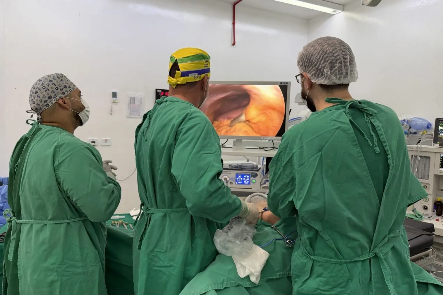 Videolaparoscopia chega ao HR de Ponta Porã com 1ª cirurgia bem-sucedida. Técnica minimamente invasiva acelera recuperação e reduz dor para pacientes.