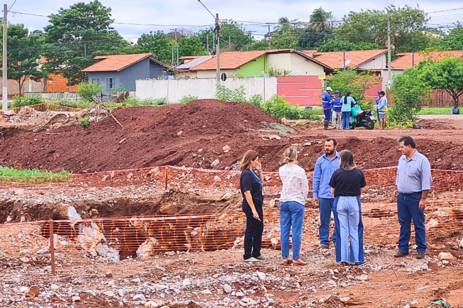Visita técnica da Caixa em Corumbá avalia infraestrutura de habitação e acesso para 181 casas nos Residenciais Ipês I e II. Foco na integração social e comunitária.