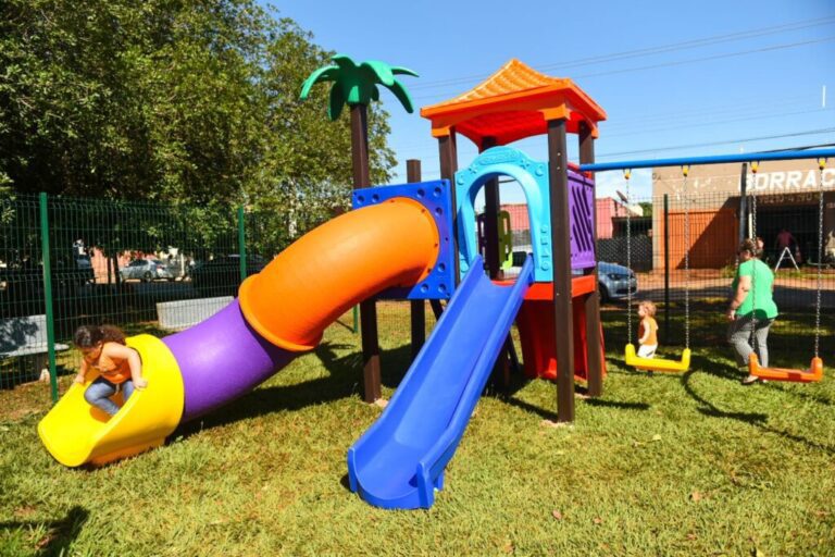 Jardim Centenário ganha novo parquinho comunitário em Campo Grande, promovendo lazer, inclusão e proteção para crianças e famílias do bairro.