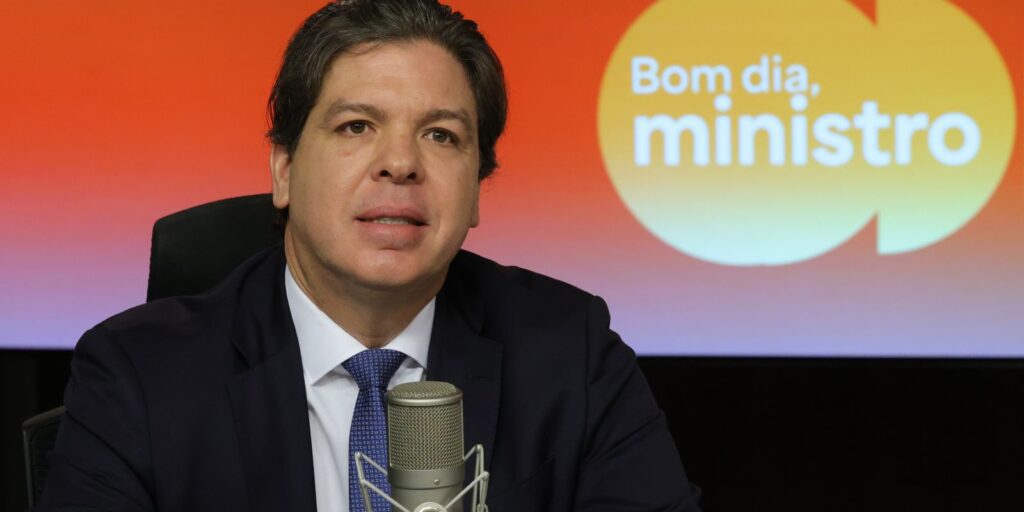 Governo diz que conectara 100 das escolas ate fim de Internet em 100% das escolas