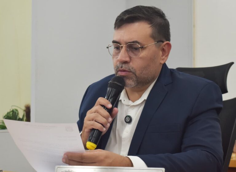 Vereador Kleyton cobra manutenção da praça esportiva do Previsul