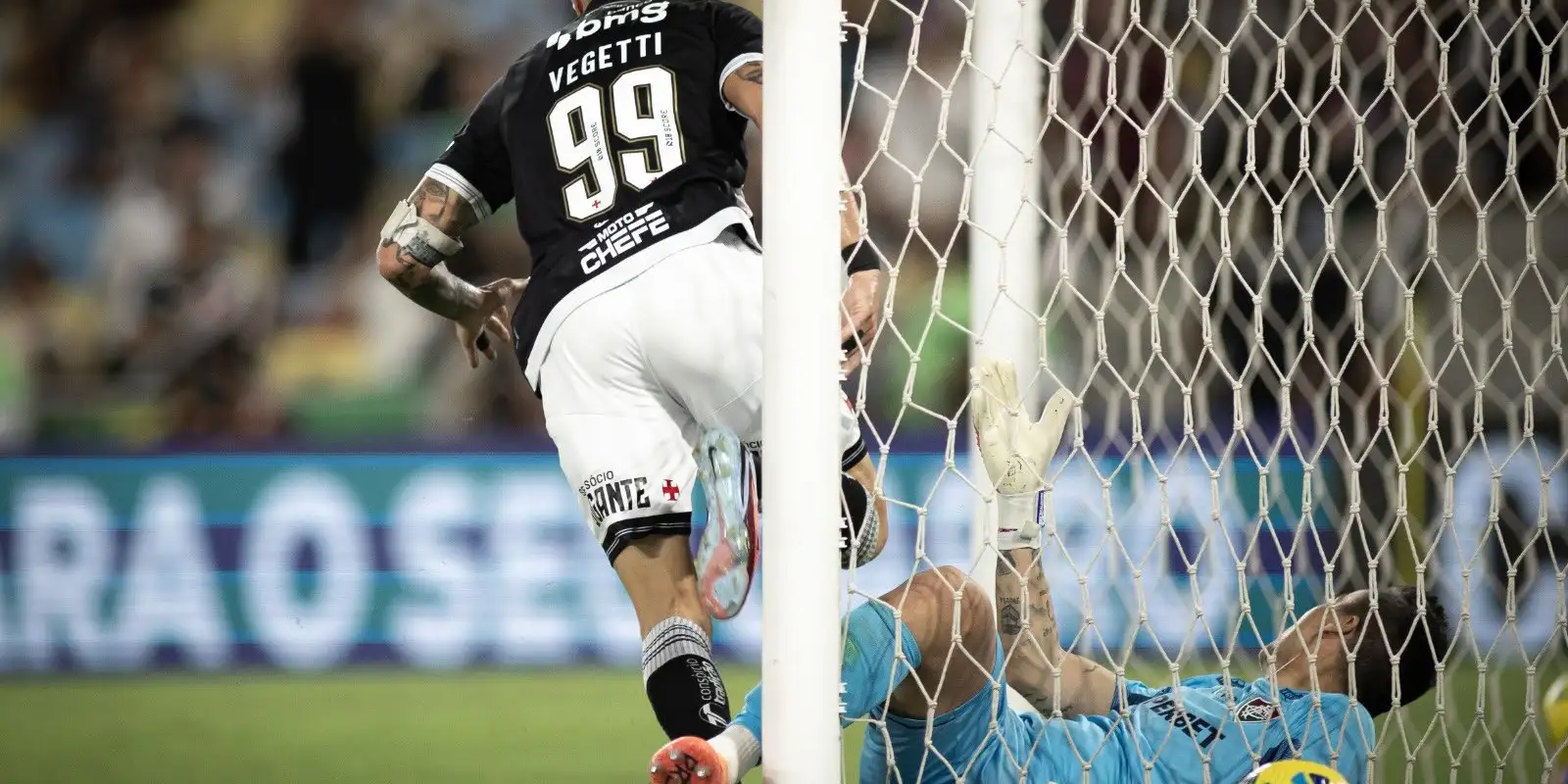 Rayan e Vegetti decidem e Vasco sai em vantagem na