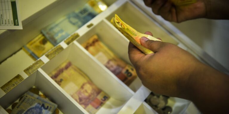 Segunda parcela do décimo terceiro deve ser depositada até esta sexta