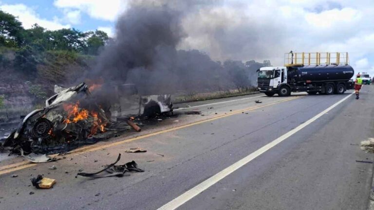 Grave acidente na BR-101 em Mucuri, Bahia, deixa 11 mortos após colisão frontal e incêndio. Rodovia ficou bloqueada por horas. Veja detalhes.
