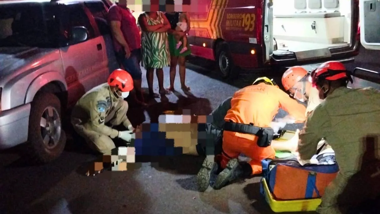 Motociclista fica ferido em acidente contra carro estacionado em Corumbá; bombeiros prestaram socorro.