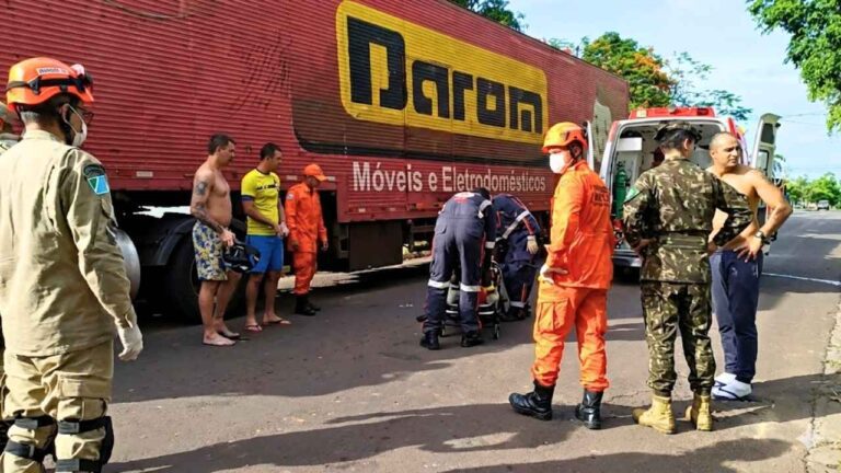 Jovem de 20 anos ficou ferido em um acidente na Rua Cuiabá nesta quinta-feira. Vítima teve suspeita de fratura na perna.