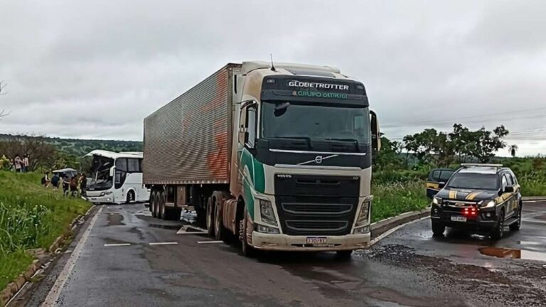 Colisão traseira entre ônibus e carreta mata homem de 50 anos na BR-262